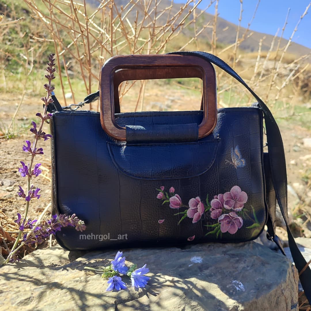کیف دستی چرم مصنوعی با دسته چوبی دستساز با طرح نفس بهار